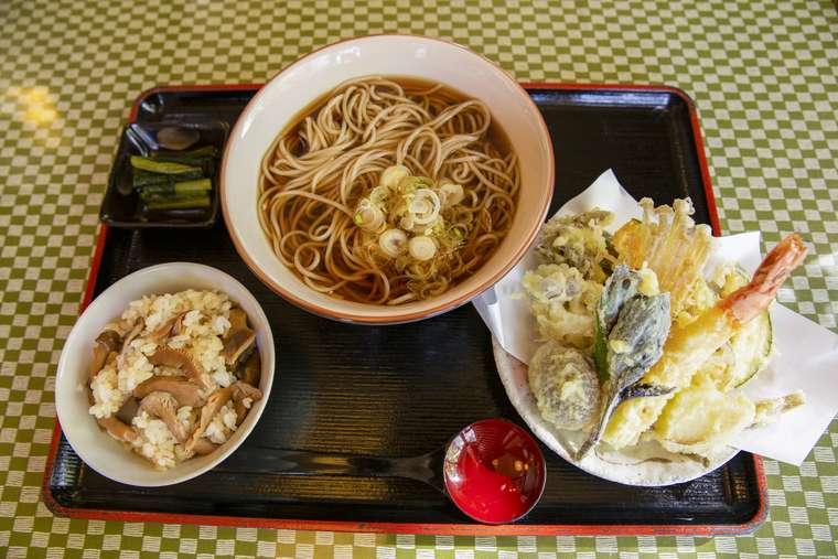 横谷渓谷 蓼科そばメルヘン 天ぷらそばセット