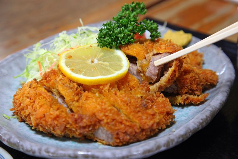 千葉 とんかつ亭有家 大きな「わらじとんかつ」(1,100円・税込)