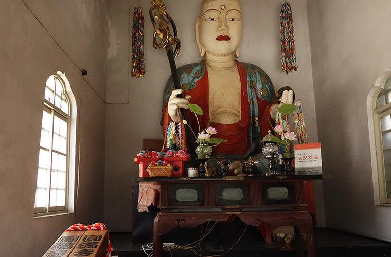 高さ約3.7mと大きな圓満寺のお地蔵さま
