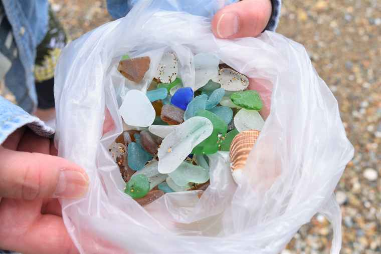湯の川温泉 植物園裏の浜辺に漂流しているシーグラス