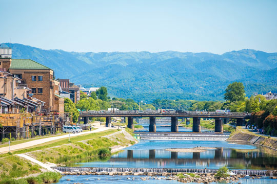 鴨川と三条大橋