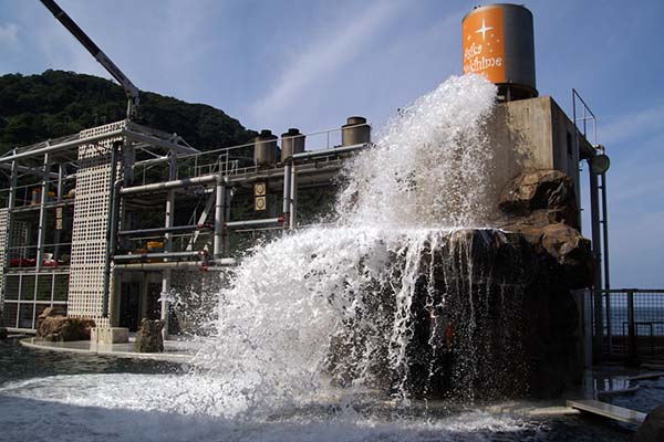 ショーの最中、ステージに大量の水が流れる!