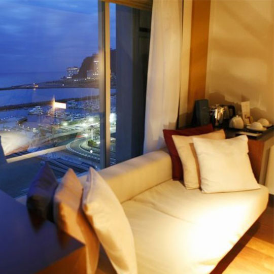 熱海温泉 HOTEL MICURAS(ホテルミクラス) オーシャンビュールーム窓辺のソファー