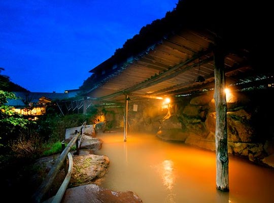 谷地温泉大正12年創業 黄金色の巨石露天風呂 横谷温泉旅館