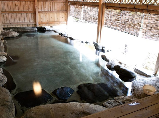 源泉掛流しの湯めぐりテーマパーク 龍洞(貸切露天風呂「音龍」)