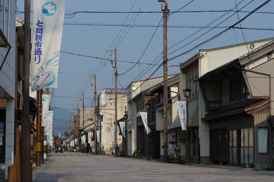 七間朝市通り街並み