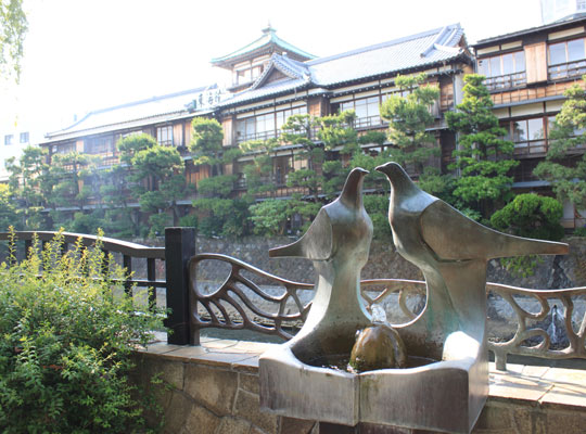 東海館と鳩のオブジェ