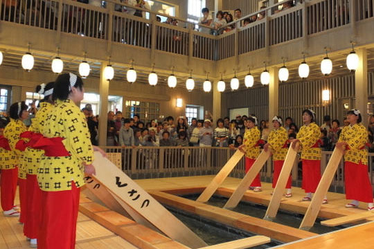 熱乃湯 湯もみと踊りショー