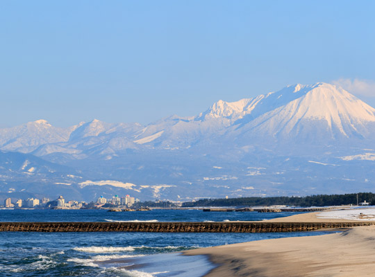 雪の大山と皆生温泉街