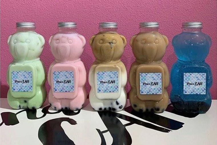 クマボトルに入ったタピオカドリンク