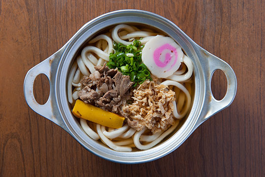 昭和レトロな味わいの鍋焼きうどん「ことり」