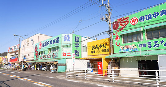 寺泊の魚市場通り