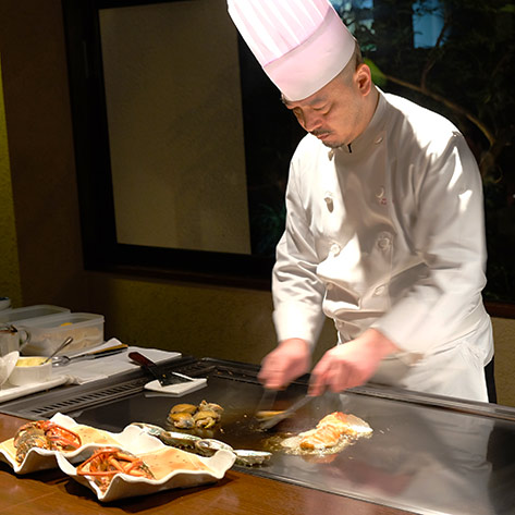 目の前でシェフが食材を焼いてくれる