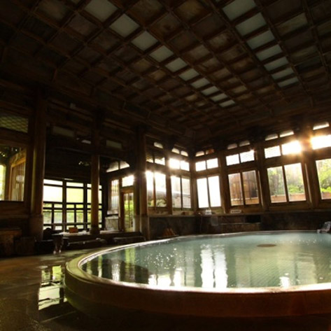 女性一人旅におすすめの温泉宿。湯田中温泉 華灯りの宿 加命の湯 登録有形文化財の「桃山風呂」