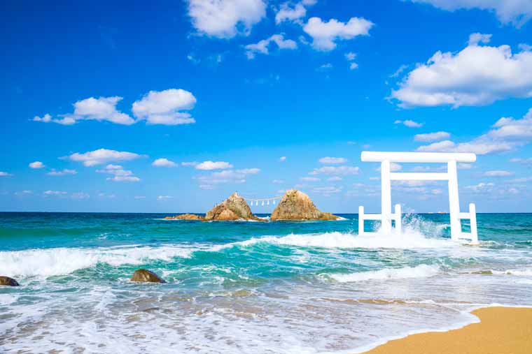 二見ヶ浦の海と夫婦岩