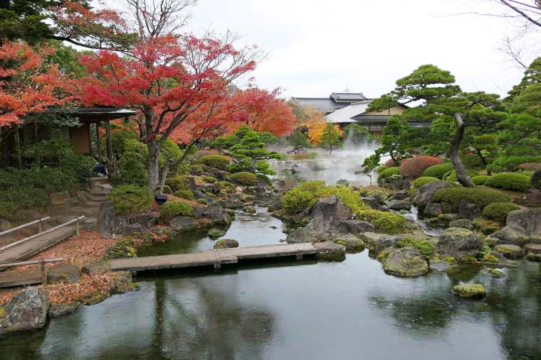 赤橋や木々が映える湖面