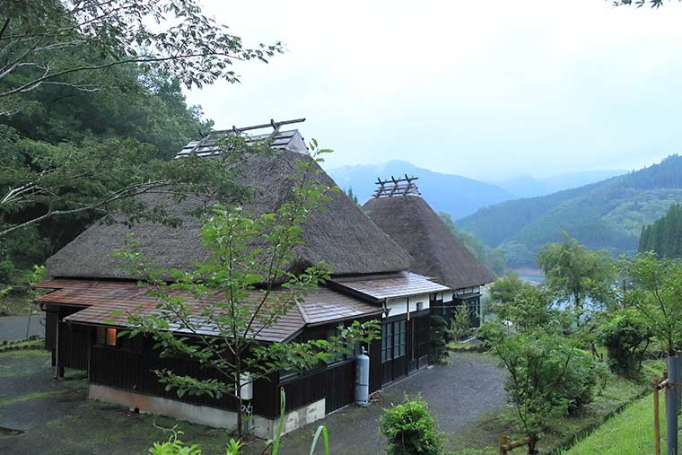 茅葺きのお宿かるかや