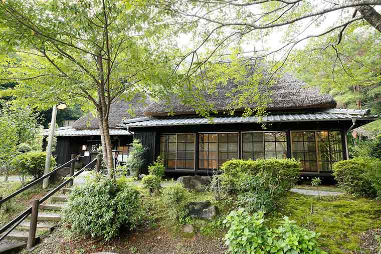 茅葺きのお宿かるかや