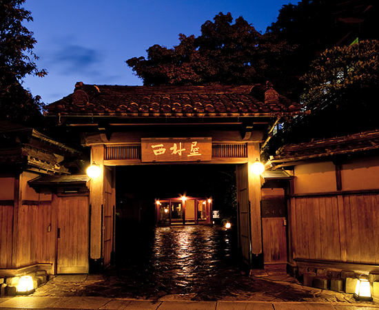西村屋本館の門は平田館、大広間と並んで重要文化財に登録されている。
