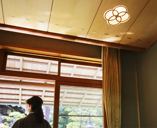 「柊の間」の広縁。照明は室内と同じく天井一体式。そのデザインにも遊び心が感じられる。