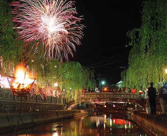 夏休み期間中は連日花火が開催される。