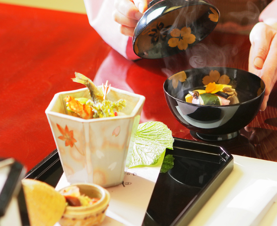 この「松の間」に限らず、西村屋本館では全室お部屋で料理が供される。