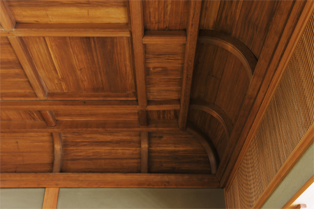 天井は伝統的な折上格子天井。釘は一本も使っていない