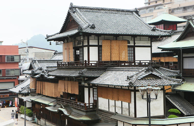 『日本書紀』にも登場する道後温泉は、ニッポン最古の温泉