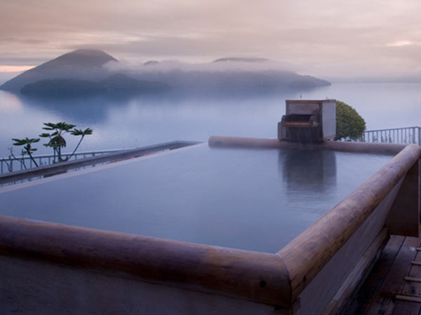 最上階から大パノラマを望む「絶景の湯宿　洞爺　湖畔亭」の露天風呂