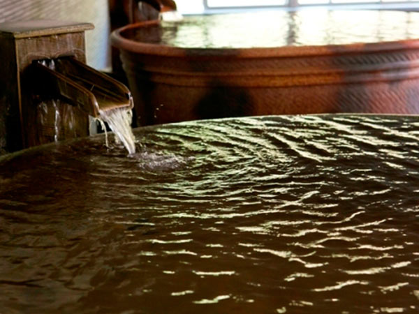 「湯元　ホロホロ山荘」大浴場・信楽焼の壺湯で柔らかな湯を独占して