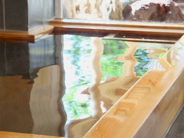 「函館湯の川　ホテル河畔亭」の檜風呂。檜の香りと名湯に癒される