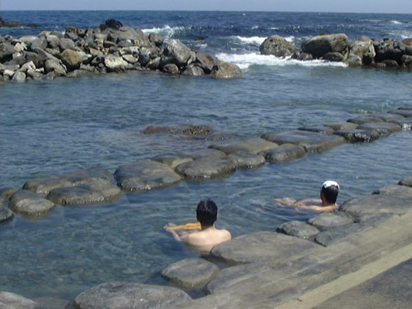 海辺の露天風呂「水無海浜温泉」は干潮時だけに出現する温泉