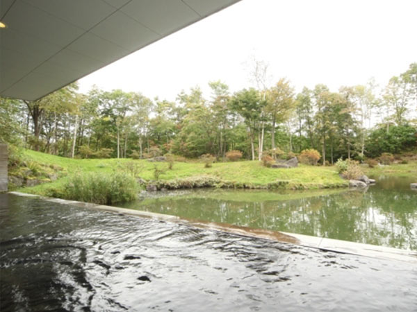 「函館大沼プリンスホテル」の露天風呂。アルカリ性単純泉の湯が沸く