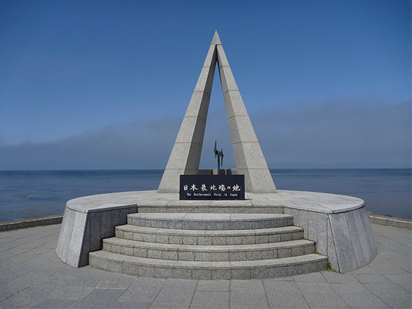 宗谷岬の突端に建つ日本最北端の記念碑の人気の撮影スポット