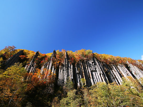 天人峡を代表する奇岩「七福岩」を染める紅葉
