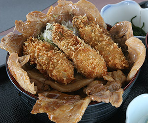 豚丼☓牡蠣フライのかきぶた合戦丼も名物