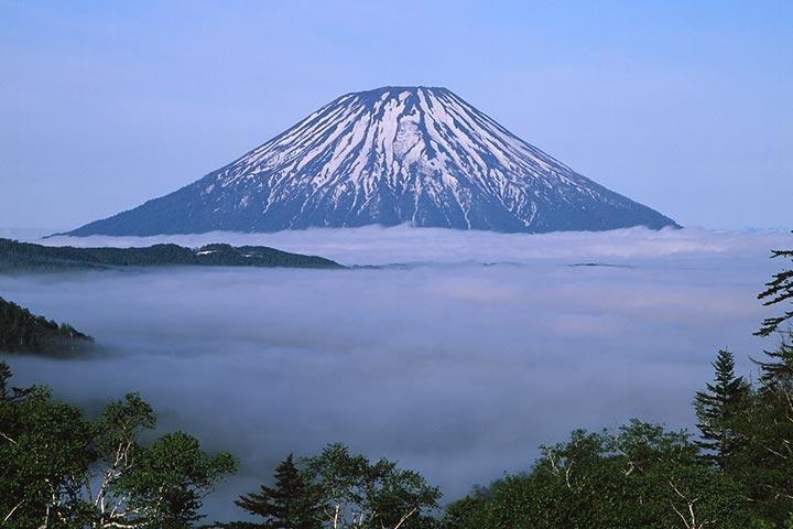 峠の頂上にあり、蝦夷富士ともいわれる羊蹄山がクッキリ
