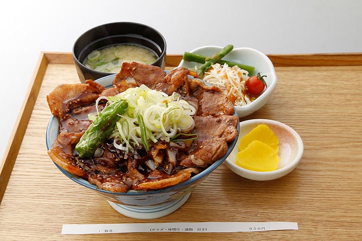 厚切りの豚肉がジューシーな味わいの豚丼