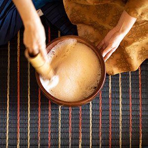 沖縄伝統の「やちむん」で提供されるぶくぶく茶
