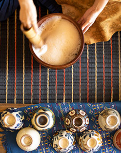 沖縄伝統の「やちむん」で提供されるぶくぶく茶