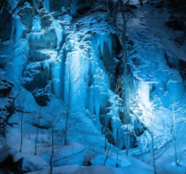 青森県十和田市で「奥入瀬渓流氷瀑ツアー」実施！ 「氷瀑」や「氷柱」を観賞する冬ならではのバスツアー