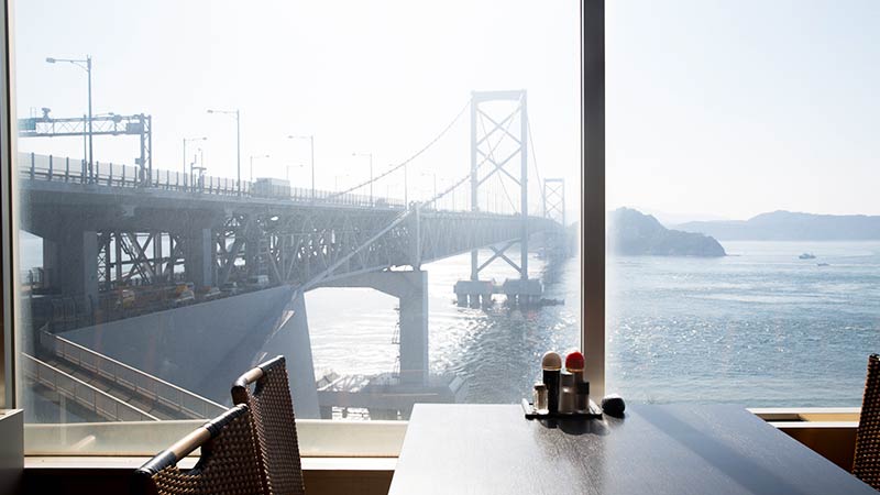 レストランからも瀬戸内海の美しい景色を一望できる。ランチをしながら絶景を堪能。