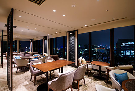 ホテル最上階に広がるくつろぎの大空間 沖縄で過ごす上質な大人時間