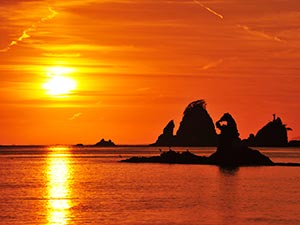 大田子海岸の夕陽(ゴジラ岩)