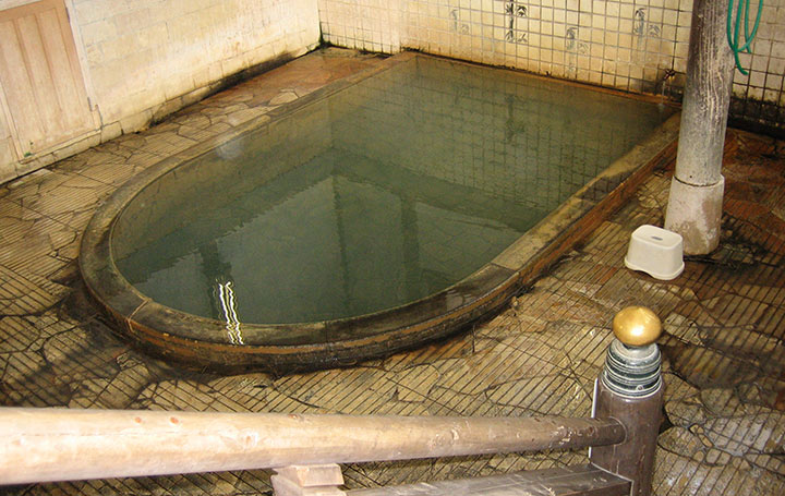 明治12年から親しまられる共同浴場の竹瓦温泉