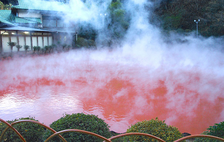 赤い熱泥が湧出する血の池地獄