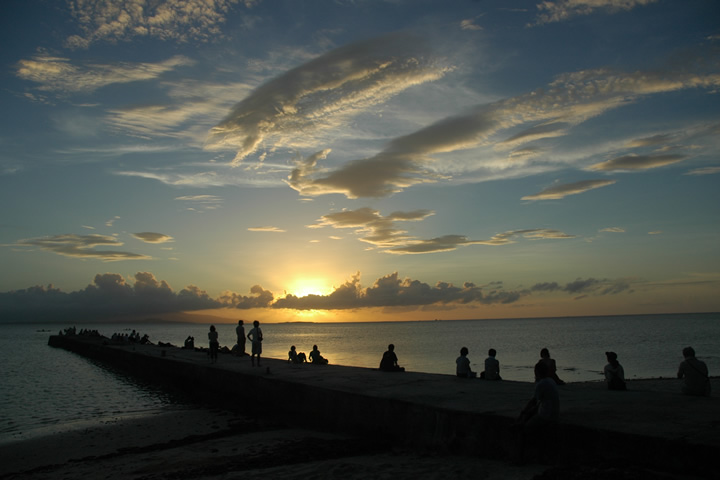 西桟橋は夕陽の名所としても有名。じっと夕陽に見入る旅人たち