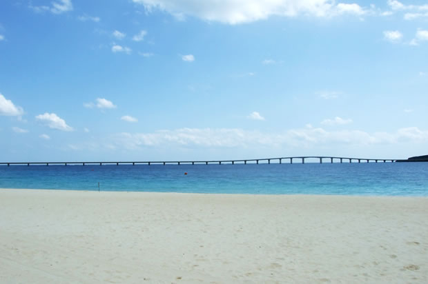 青い海の向こう側には、来間島へと続く来間大橋が