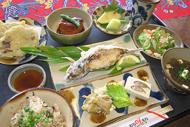 代表的な沖縄料理が味わえるディナーメニュー「美海御膳」。