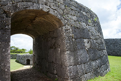 アーチ式石門は沖縄最古といわれ、天井部分の楔石が特徴的。